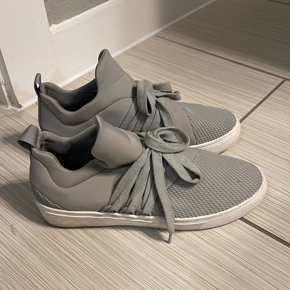 Steve Madden lace up sneakers - Picture 2 of 2